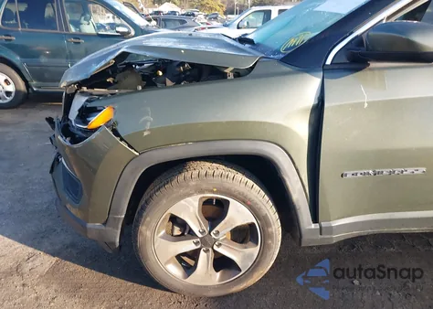 2018 Jeep Compass Latitude 4X4 z USA, uszkodzony, nr VIN 3C4NJDBB2JT334592